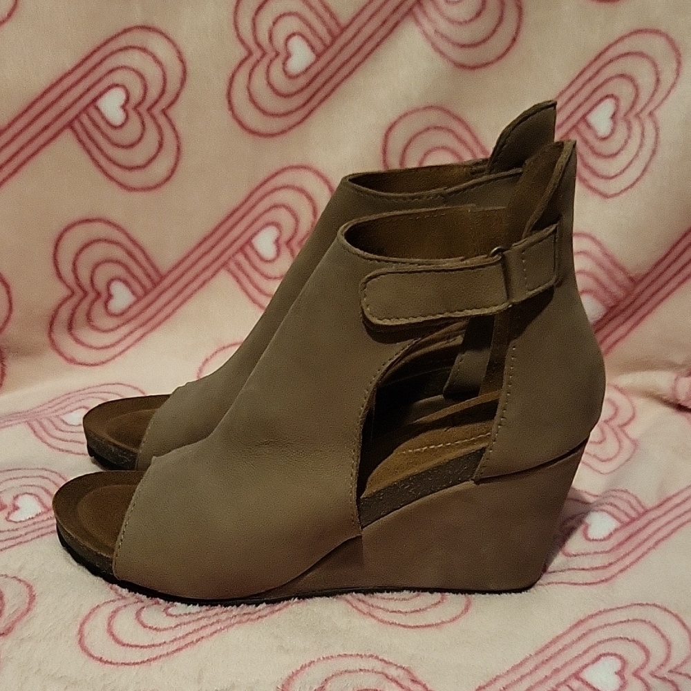 Elegant Tan Wedge Sandals